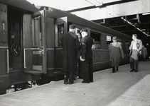 169782 Afbeelding van een internationale trein langs het perron van het N.S.-station Eindhoven.